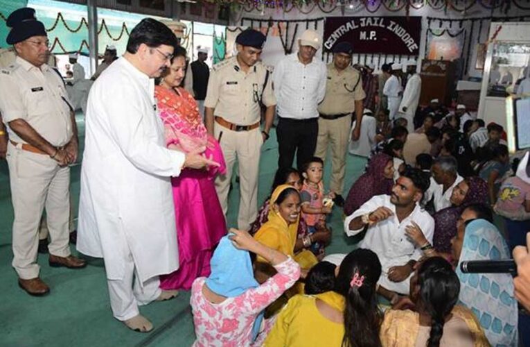रक्षाबंधन के अवसर पर प्रदेश की जेलों में भावनात्मक माहौल, बहनों ने जेल पहुंचकर भाइयों की कलाई पर बांधी राखी