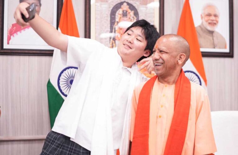 जापानी Gen-Z संग सेल्फी में दिखा नया अंदाज, प्रोटोकॉल से परे योगी की सादगी