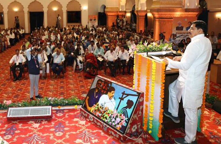 कुटीर एवं ग्रामोद्योग उत्पादों की ग्लोबल मार्केटिंग के करेंगे समस्त प्रयास : मुख्यमंत्री डॉ. यादव