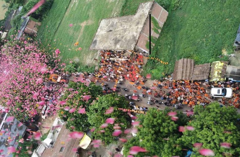 कांवड़ियों पर हेलीकॉप्टर से पुष्पवर्षा, गूंजा हर-हर महादेव का जयघोष