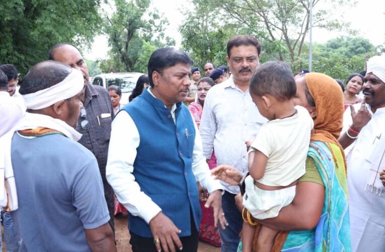 बाढ़ प्रभावित परिवारों के बीच पहुंचे वन मंत्री केदार कश्यप