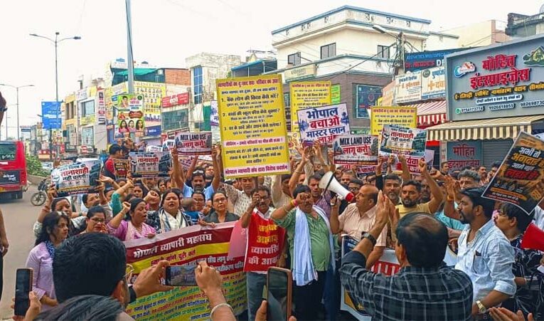 अवधपुरी में नगर निगम की नोटिस-सीलिंग कार्रवाई का विरोध, व्यापारियों ने निकाला पैदल मार्च