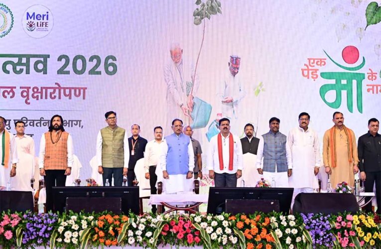 मुख्यमंत्री   विष्णुदेव साय ने अपनी माँ के नाम पर लगाया पीपल का पौधा, वन महोत्सव-2026 का हुआ शुभारंभ