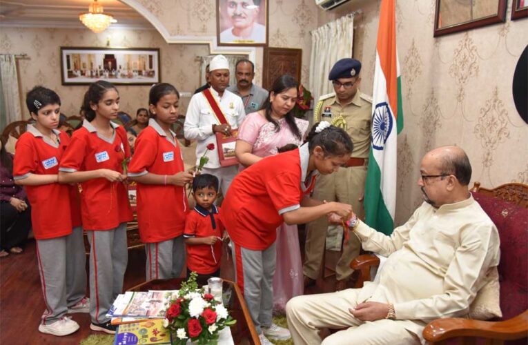 लोक भवन में गूंजा अपनत्व का संदेश, दिव्यांग बच्चों ने राज्यपाल  रमेन डेका को बांधा रक्षा सूत्र