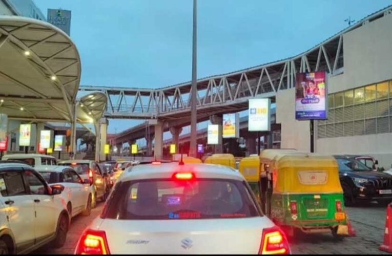वर्ल्ड क्लास सुविधाओं के बावजूद रानी कमलापति स्टेशन पर ट्रैफिक जाम, प्रीमियम ट्रेनों के समय 30 मिनट तक फंसे वाहन