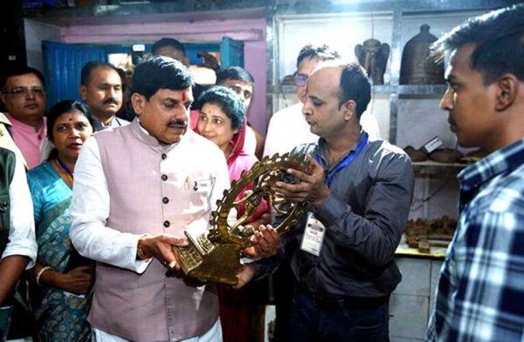 मुख्यमंत्री डॉ. यादव पीतल शिल्पकार के घर पहुंचे पारम्परिक पीतल शिल्प कला की सराहना की