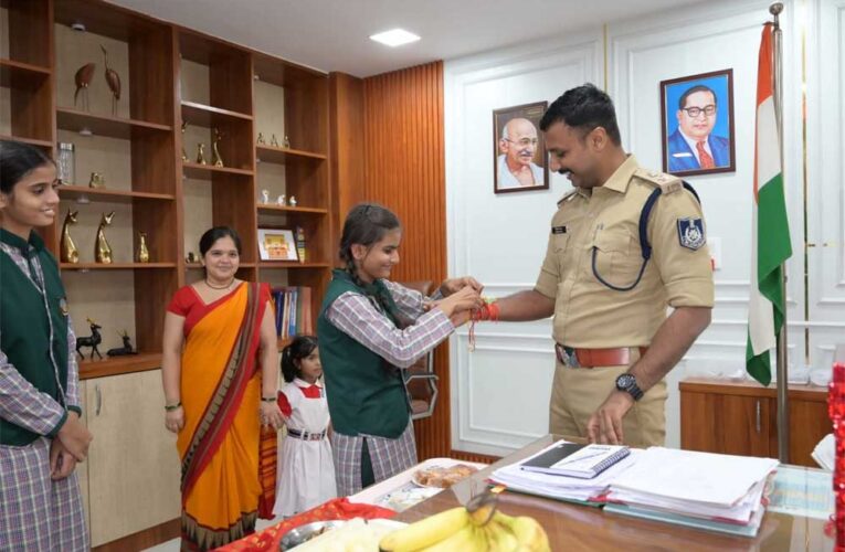 छात्राओं ने तिलक लगाकर राखी बांधी, एसपी ने सुरक्षा के साथ शिक्षा और आत्मविश्वास का दिया संदेश