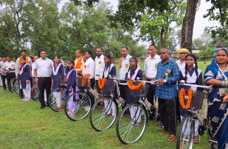 सरस्वती साइकिल योजना के तहत 37 छात्राओं को मिली निःशुल्क साइकिलें
