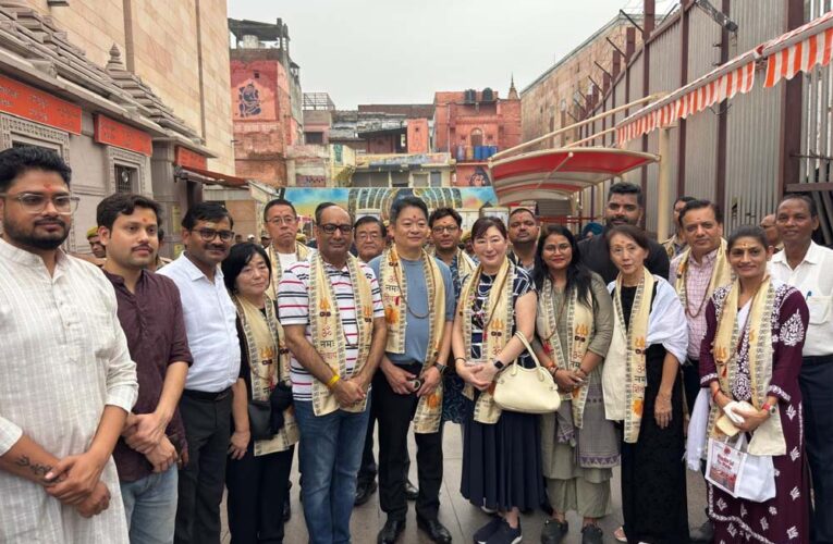 यामानाशी के गवर्नर ने जापानी प्रतिनिधिमंडल के साथ किए बाबा विश्वनाथ के दर्शन