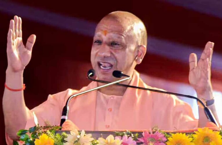 देवरिया में CM योगी का सपा पर बड़ा हमला: ‘200 करोड़ का काम 864 करोड़ में भी अधूरा’