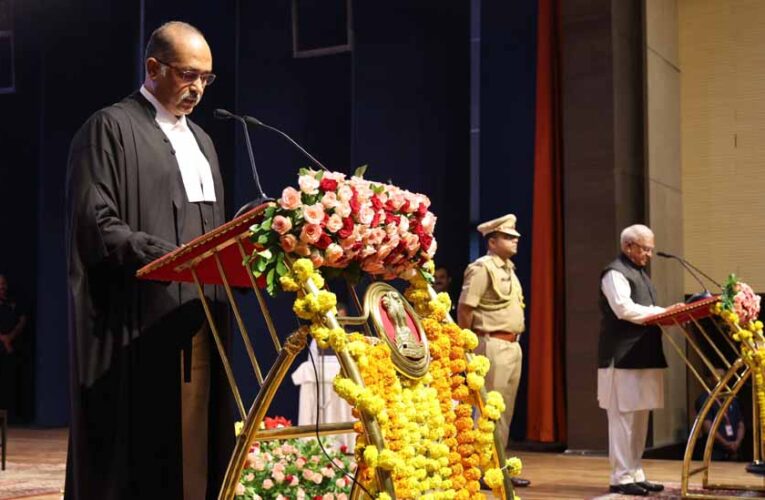 मध्यप्रदेश हाईकोर्ट को मिला नया चीफ जस्टिस, राज्यपाल पटेल ने न्यायमूर्ति कोगजे को दिलाई शपथ