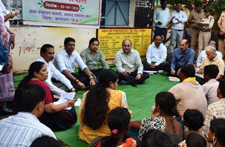 संभागायुक्त ने बालाघाट के पाथरी ग्राम में की रात्रि चौपाल