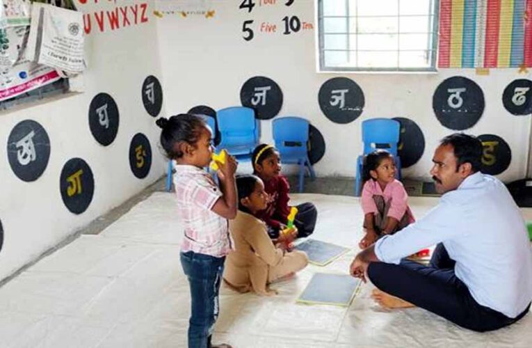 आंगनवाड़ी सेवाओं की जमीनी हकीकत जानने पहुंचे आयुक्त संदीप जी.आर.