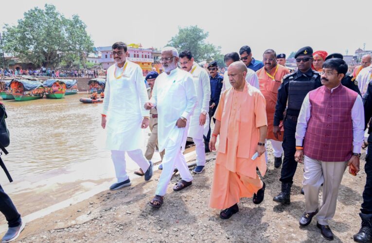 चित्रकूट में सीएम योगी ने बाढ़ पीड़ितों के घावों पर लगाया मरहम, बांटी राहत सामग्री, ढहे मकानों के लिए दिए चेक