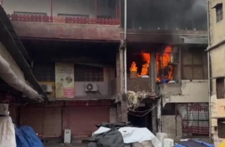 जयपुर के त्रिपोलिया बाजार में भीषण आग, 25 दुकानें चपेट में; 30 दमकलों ने पाया काबू