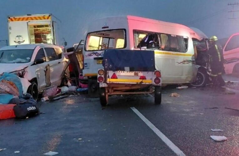 दक्षिण अफ्रीका में भीषण सड़क हादसा, दो मिनीबसों की टक्कर में 21 लोगों की मौत