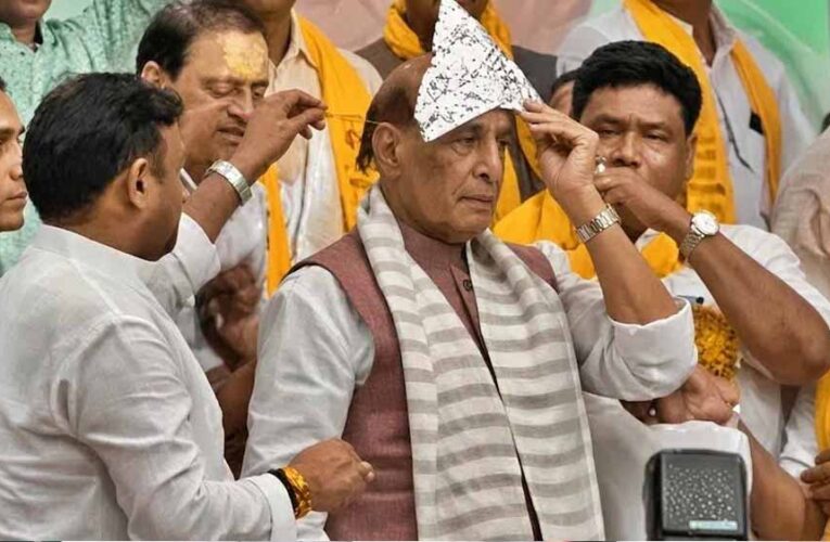 चांदी का मुकुट लौटाते हुए बोले राजनाथ सिंह- ‘गरीब बेटी को पायल बनवाकर दे देना’, वीडियो वायरल