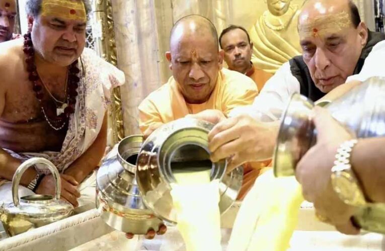 रक्षा मंत्री और मुख्यमंत्री ने बाबा विश्वनाथ के किए दर्शन, PM मोदी के लिए मांगी प्रार्थना