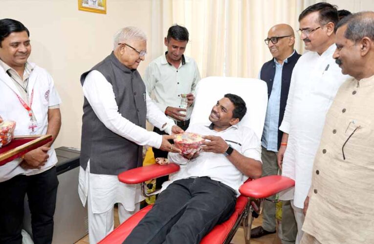 राज्यपाल पटेल ने लोकभवन में रक्तदान-स्वास्थ्य शिविर का किया शुभारंभ, 370 लोग हुए शामिल