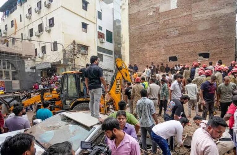 दिल्ली के सत्य निकेतन में 5 मंजिला इमारत भरभराकर गिरी, 6 की मौत; CCTV में कैद हुआ हादसा