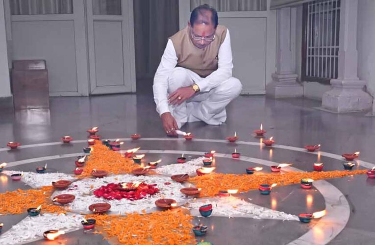 प्रधानमंत्री नरेंद्र मोदी के जन्मदिवस पर मुख्यमंत्री विष्णु देव साय ने अपने निवास पर जलाया ‘आशीर्वाद का दीया’