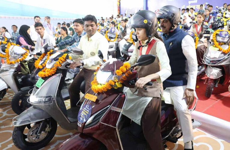 CM मोहन यादव को पीछे बैठाकर छात्रा ने दौड़ाई स्कूटी, साथ-साथ दौड़े सुरक्षाकर्मी