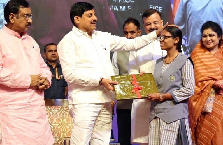 1.21 लाख विद्यार्थियों के खातों में राशि ट्रांसफर, CM ने कहा- सफलता को सिर पर न चढ़ने दें