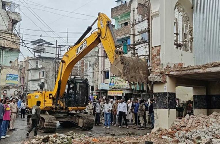 उज्जैन में सड़क चौड़ीकरण का बड़ा एक्शन, केडी गेट की मदीना मस्जिद का प्रभावित हिस्सा तोड़ा गया