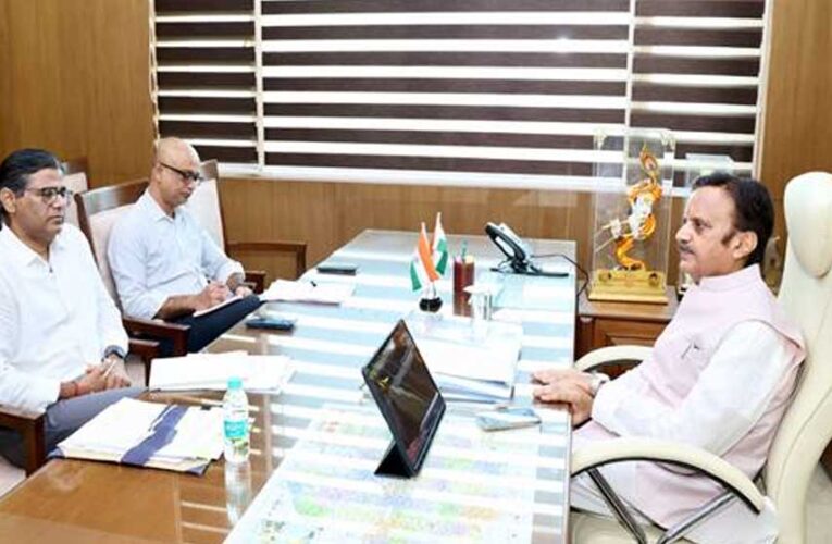 ड्यूटी पर तैनात चिकित्सक निर्धारित समय पर उपस्थित रहें: उप मुख्यमंत्री शुक्ल