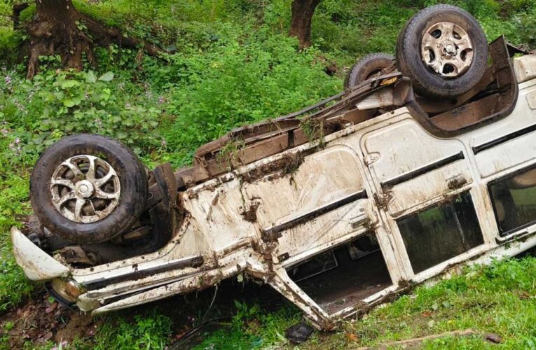 हर्रवाह-बिलासपुर मार्ग पर सरइया नाला के पास बोलेरो अनियंत्रित होकर पलटी