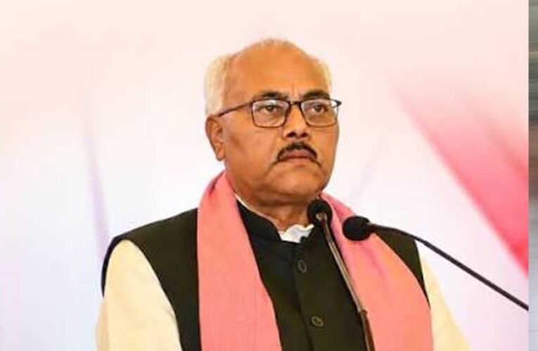 SP MLC के विवादित बयान से गरमाई UP की सियासत, बोले- अखिलेश कुत्ते के गले में घंटी बांध दें तो…