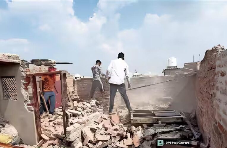 सत्य निकेतन हादसे के बाद MCD सख्त, 40 इमारतों पर चला बुलडोजर, 8 प्रॉपर्टी सील