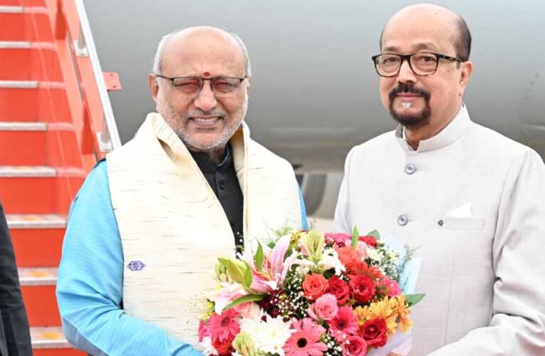 राज्यपाल डेका ने उपराष्ट्रपति राधाकृष्णन का किया आत्मीय स्वागत