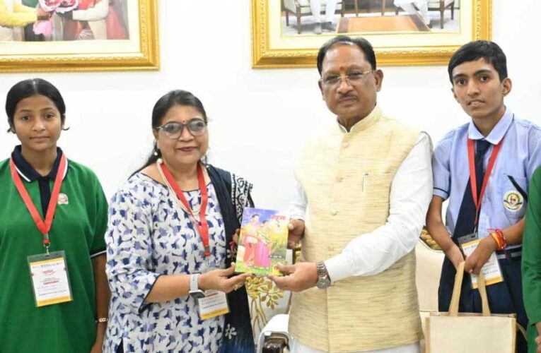रायपुर : राष्ट्रपति से भेंट कर लौटे प्रतिभावान विद्यार्थियों ने मुख्यमंत्री विष्णु देव साय से की सौजन्य मुलाकात
