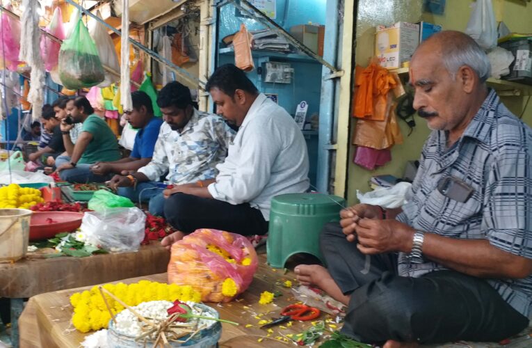 रायपुर में गणेश उत्सव पर आसमान छूते फूलों के दाम