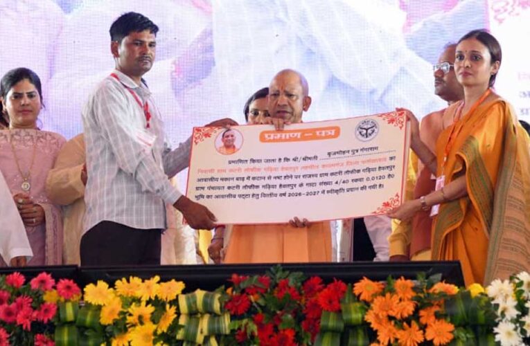 जन्माष्टमी से पहले मुख्यमंत्री योगी ने उपहारों के माखन से भरी ब्रजवासियों की ‘मटकी’