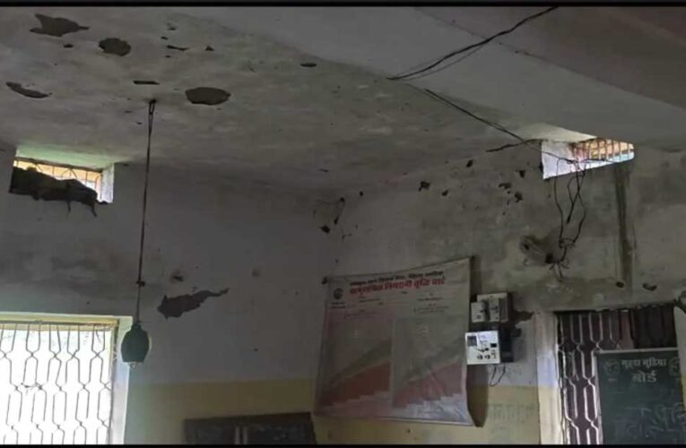 जर्जर भवन में संचालित आंगनवाड़ी, बांस और टूटे एल्बेस्टर से बनी अस्थाई रसोई