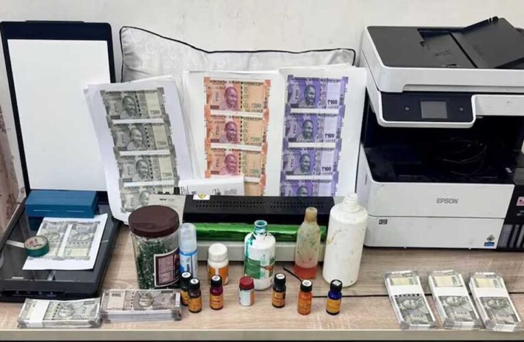 प्रिंटर, गांधी जी की फोटो और वॉटरमार्क पेपर से छापते थे नकली नोट, Zomato डिलीवरी बॉय समेत 3 गिरफ्तार
