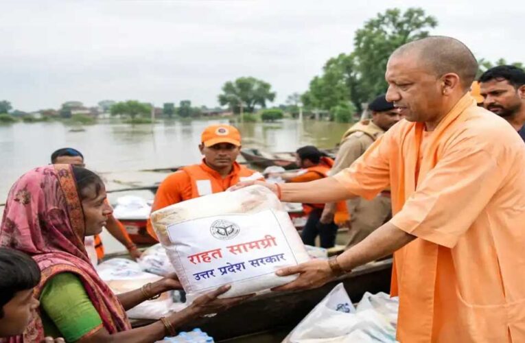 बाढ़ प्रभावितों के साथ खड़ी योगी सरकार, राहत अभियानों के तहत 3.36 लाख लंच पैकेट वितरित
