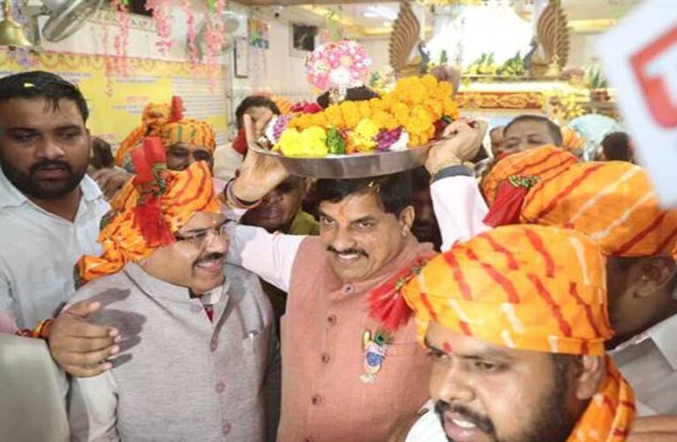 CM डॉ. यादव ने बरखेड़ी के राधा-कृष्ण मंदिर में की पूजा, सिर पर लड्डू गोपाल को लेकर पहुंचे मंदिर