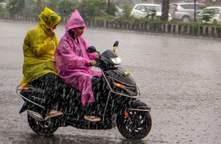 दिल्ली-NCR में झमाझम बारिश से बदला मौसम, गरज-चमक के बीच राजधानी में रेड अलर्ट