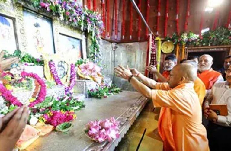 जन्माष्टमी पर मथुरा पहुंचे CM योगी, श्रीकृष्ण जन्मस्थान में किया पूजन; श्रद्धालुओं पर बरसाए फूल