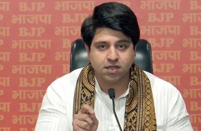 हिजाब विवाद में कांग्रेस पर बरसे पूनावाला, बोले- अपने ही वोटबैंक को ठोक दिया