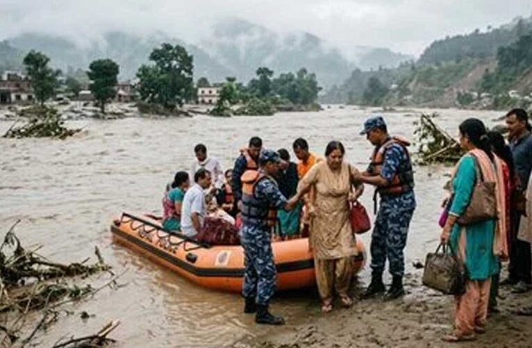 नेपाल बाढ़ के बाद राहत शिविरों में महिलाओं की मुश्किलें बढ़ीं, ‘पैड हैं मगर अंडरवियर नहीं’