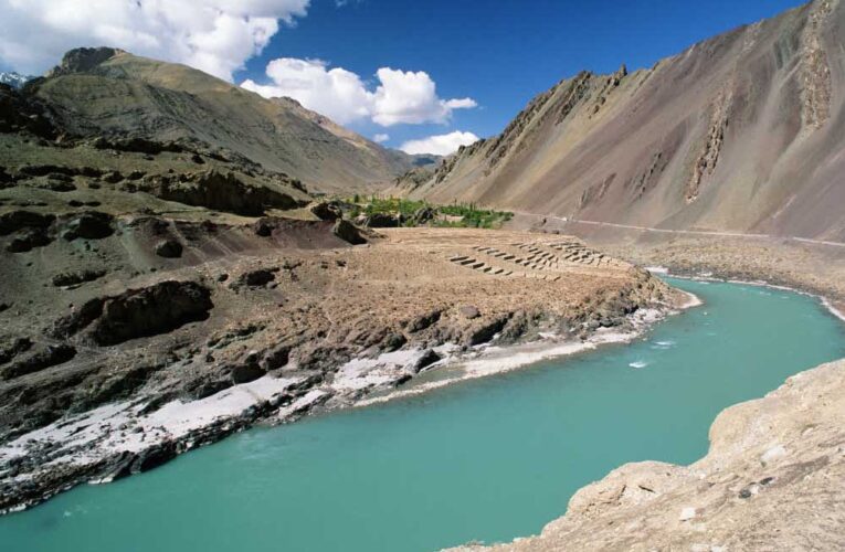 सिंधु नदी पर भारत का बड़ा दांव, लद्दाख में बना रॉक चेक डैम; पाकिस्तान की बढ़ी टेंशन