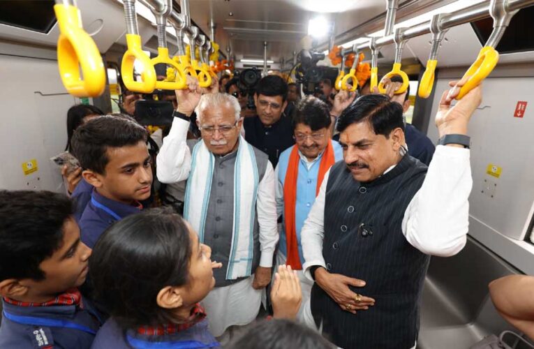 मुख्यमंत्री डॉ. यादव, केन्द्रीय मंत्री मनोहर लाल, मंत्री विजयवर्गीय ने हरी झंडी दिखाकर इंदौर मेट्रो ट्रेन को किया रवाना