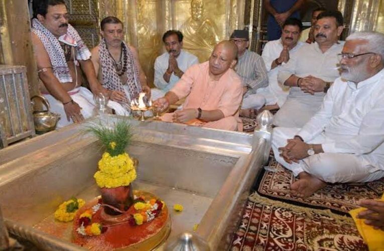 मुख्यमंत्री ने कालभैरव और बाबा विश्वनाथ की चौखट पर मत्था टेका