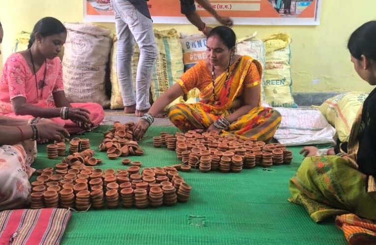 दीपावली से पहले लौटी खुशियाँ: महासमुंद में ‘सेवा संकल्प अभियान’ के तहत स्व-सहायता समूहों की महिलाओं को मिले बड़े ऑर्डर।