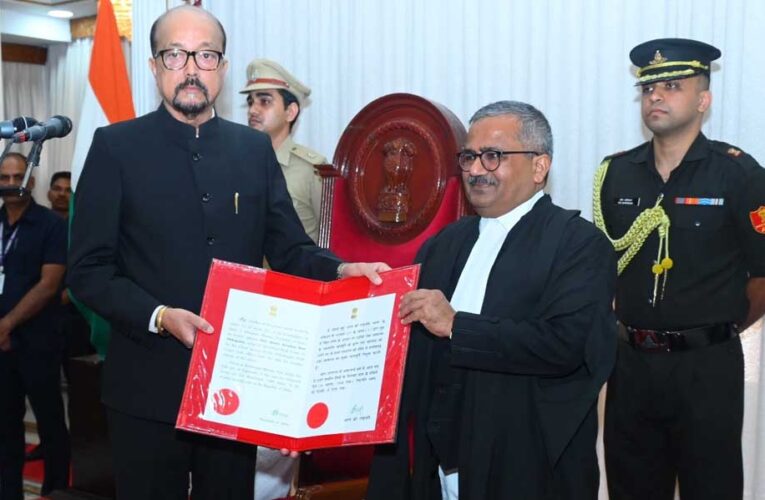 राज्यपाल डेका ने न्यायाधिपति कृष्न राम महापात्र को छत्तीसगढ़ उच्च न्यायालय के मुख्य न्यायाधीश पद की दिलाई शपथ