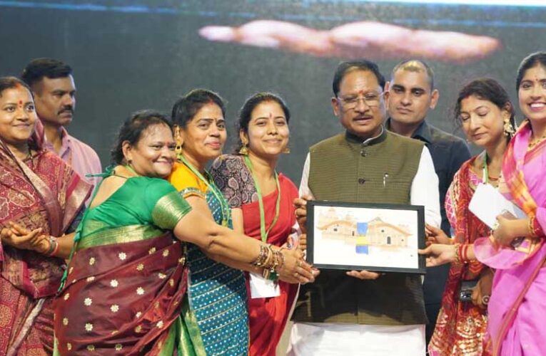 रायपुर : बहतराई स्टेडियम में गूंजा तीजा तिहार का उल्लास, मुख्यमंत्री विष्णु देव साय ने बहनों संग साझा की पर्व की खुशियां